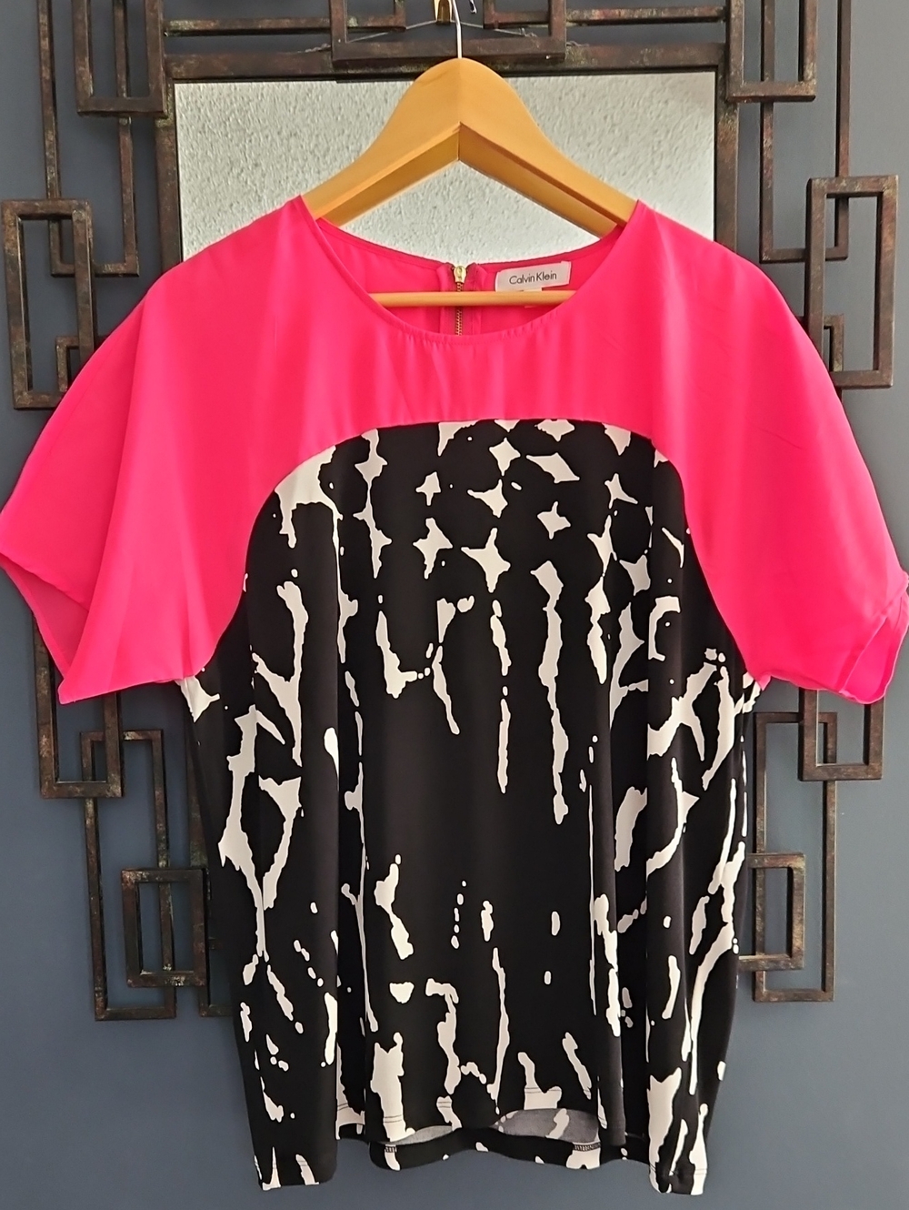 Calvin Klein Size XL Hot Pink Black And White Short Sleeve Blouse Zip  Up Back